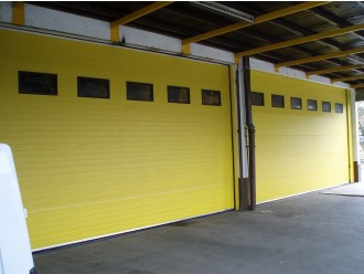 47 - Industrijska garažna vrata v RAL barvi in z zasteklitvijo.